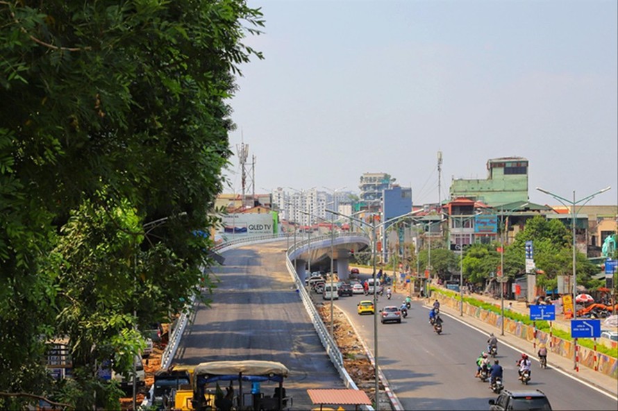 Cầu vượt tại nút giao An Dương - đường Thanh Niên - một dự án trọng điểm của Hà Nội cũng bị chậm 2 tháng vì bất cập trong cơ chế phối hợp