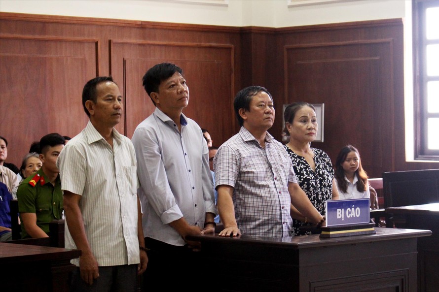 TAND cấp cao tại Đà Nẵng tuyên phạt bị cáo Trương Huy Liệu (thứ 2 từ phải sang) 7 năm tù, bị cáo Trần Thị Dung (ngoài cùng bên phải) 3 năm tù cho hưởng án treo cùng về tội “Buôn lậu”. Ảnh: Giang Thanh