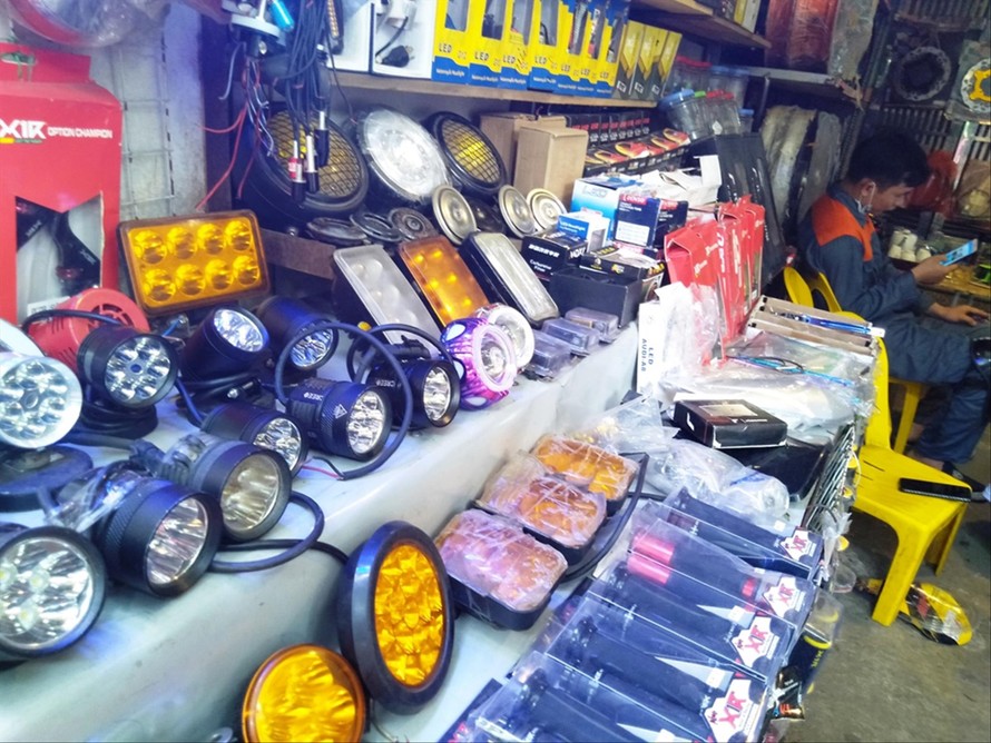 Người mua dễ dàng tìm cho mình những linh kiện đèn xe ô tô, xe máy với mức giá rất rẻ. Ảnh: Võ Hóa