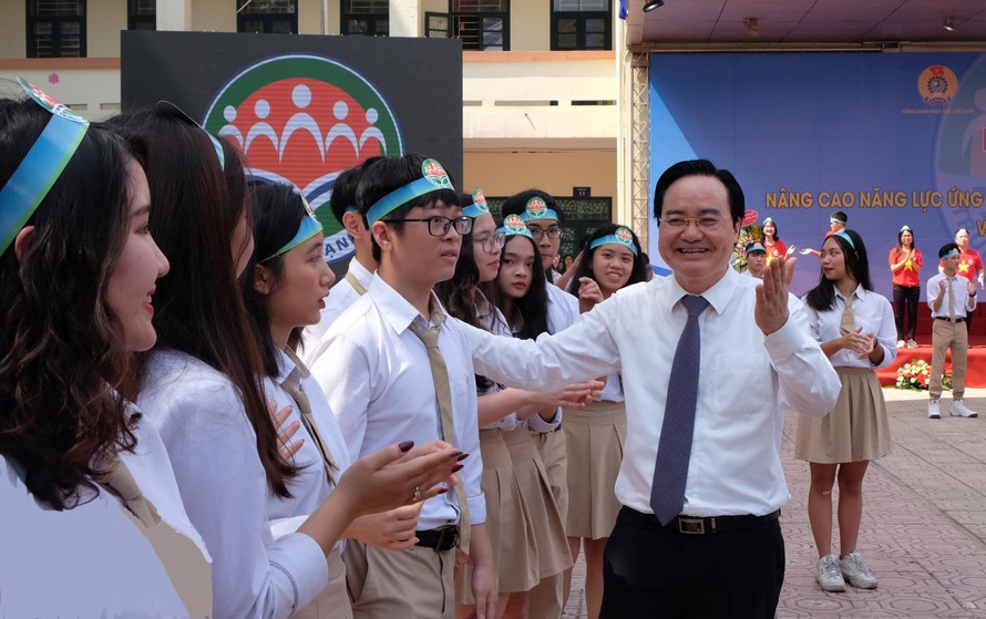 Bộ trưởng Phùng Xuân Nhạ giao lưu với học sinh trong Lễ phát động Trường học hạnh phúc tại trường THPT Phan Huy Chú (quận Đống Đa, Hà Nội) ngày 22/4/2019  