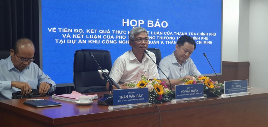 Phó Chủ tịch UBND TPHCM Võ Văn Hoan (giữa), Chủ tịch UBND quận 9 (trái) chủ trì họp báo