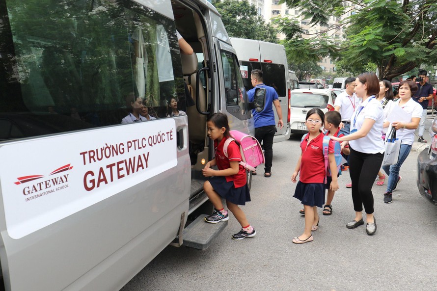 Các cô phụ trách xe đưa đón học sinh lên xe bus sau khi tan học tại trường PTLC quốc tế Getway chiều ngày 7/8. Ảnh: Như Ý 