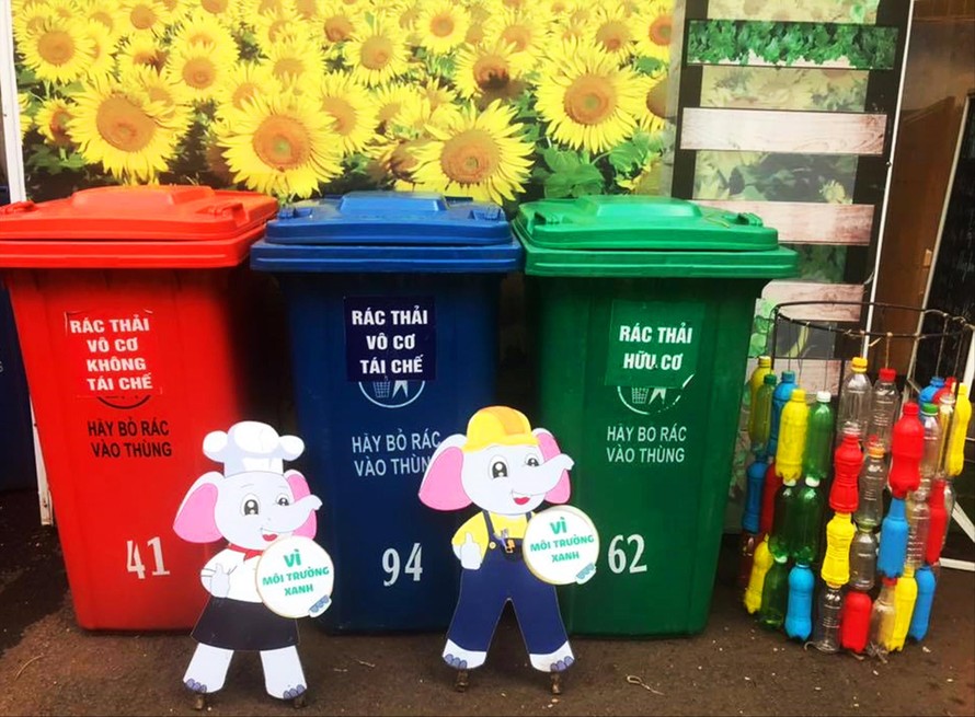 Một góc trang trí vận động toàn dân hưởng ứng chống rác thải nhựa ở Đường sách. Ảnh: H.T.N
