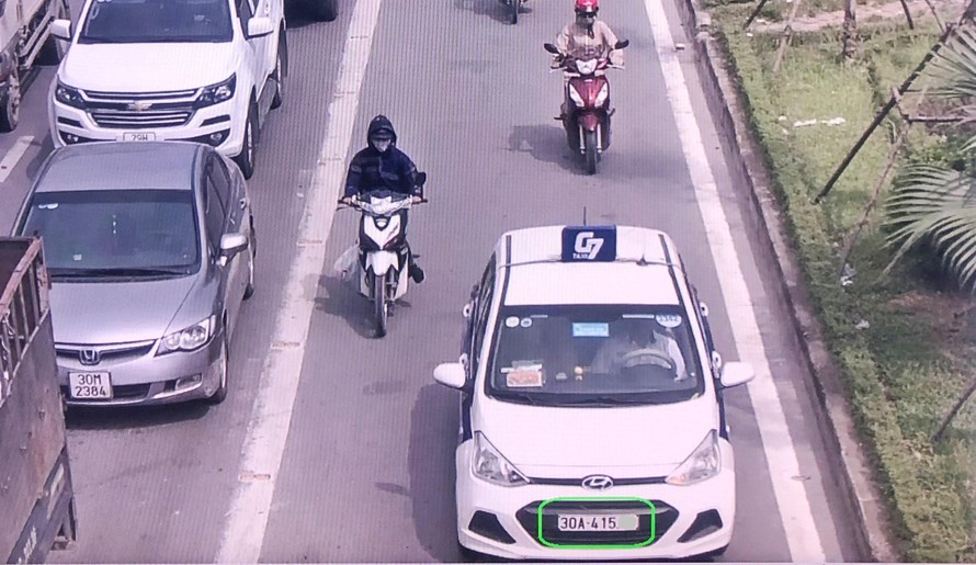 CSGT Hà Nội cho biết, trong 6 tháng qua đã chuyển Cục Đăng kiểm hàng trăm trường hợp vi phạm luật giao thông qua hình ảnh camera. Trong ảnh, xe vi phạm trên làn đường BRT. Ảnh: Trọng Đảng 