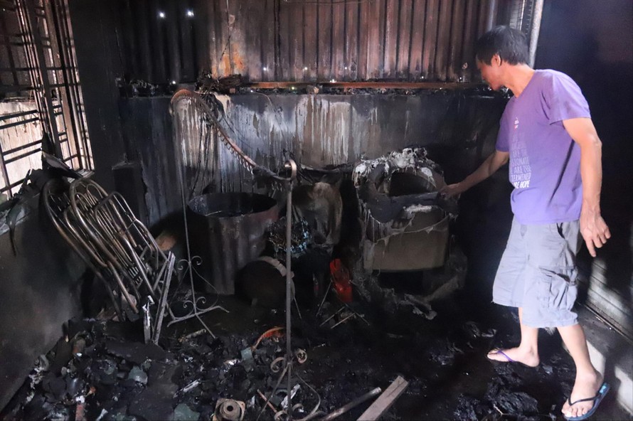Đồ đạc của người dân bị cháy do nhà nằm cạnh khu xưởng của Cty Bóng đèn Phích nước Rạng Đông. Ảnh: PV