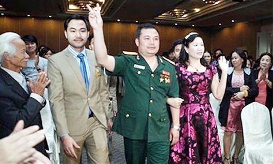 Trùm đa cấp Lê Xuân Giang (giữa ảnh) trong một buổi trao thưởng khách hàng