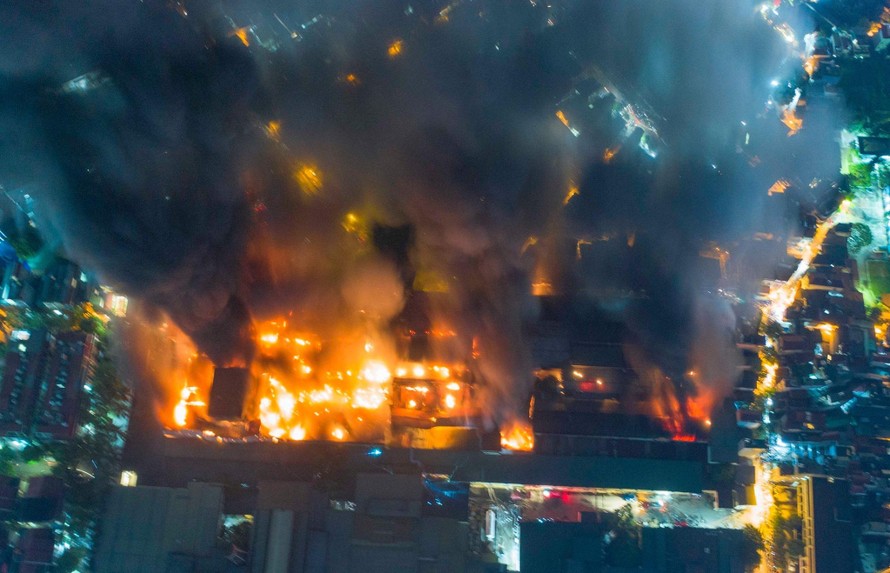 Vụ cháy nghiêm trọng tại Công ty cổ phần Bóng đèn phích nước Rạng Đông hôm 28/8. Ảnh Mạnh Thắng
