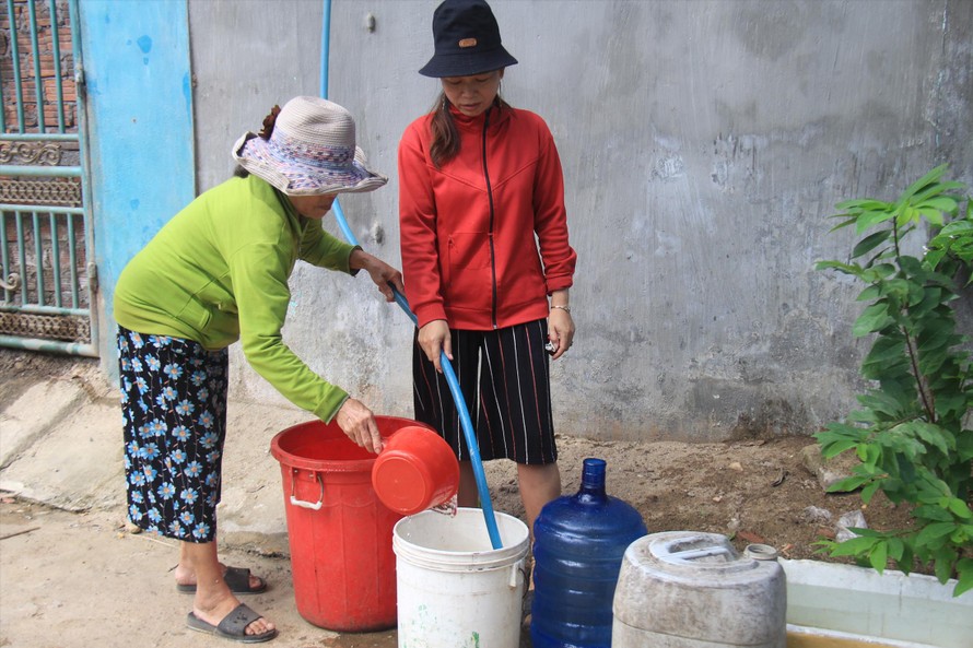 Để có nước phục vụ sinh hoạt hàng ngày người dân phải đi mua, xin nước về sử dụng. Ảnh: Nguyễn Ngọc