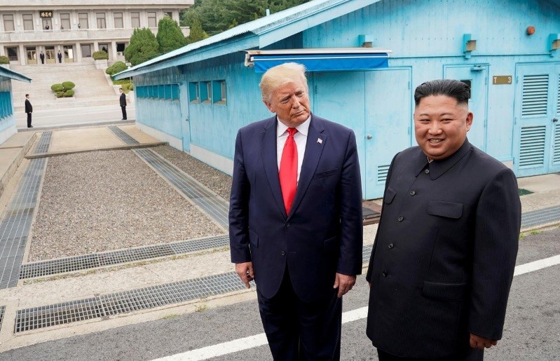 Ông Trump và ông Kim gặp nhau tại khu phi quân sự giữa Triều Tiên và Hàn Quốc hồi cuối tháng 6. Ảnh: Reuters