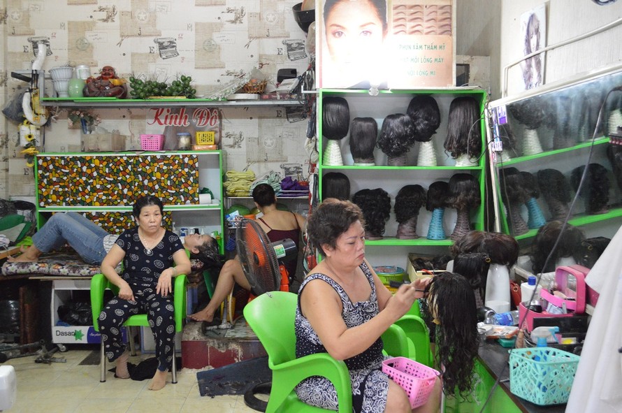 Câu chuyện của chủ tiệm tóc giả đã vào tác phẩm “Ba người phụ nữ và một con vịt”. Ảnh: Moi Trần