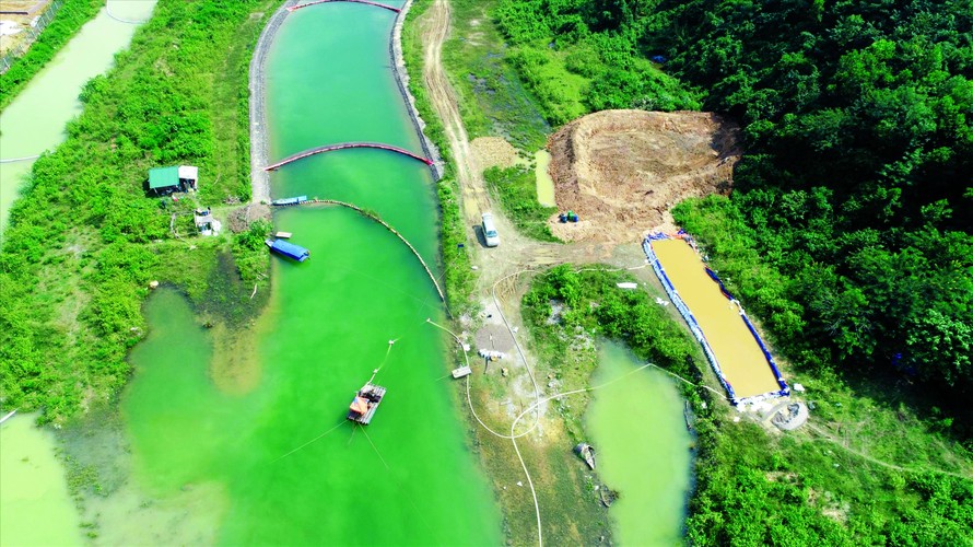 Xử lý dầu thải nguồn nước sông Đà Ảnh: SOS cung cấp 