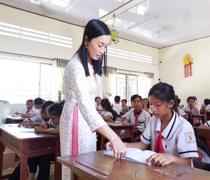 Cô Lý Hòa Ly đang dạy học sinh. ẢNH: HÒA HỘI