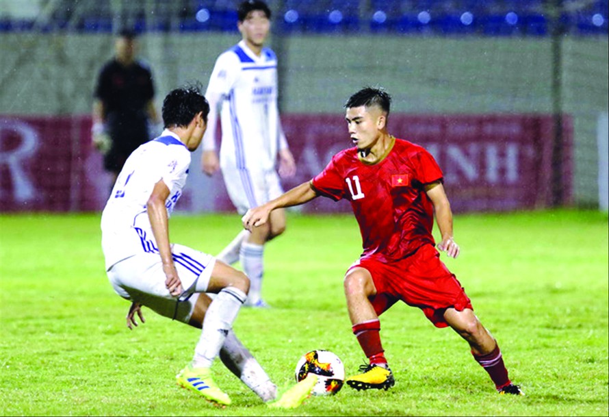 Tiền vệ Trần Văn Bửu (phải) được HLV Dương Hồng Sơn tiến cử cho HLV Park Hang Seo 