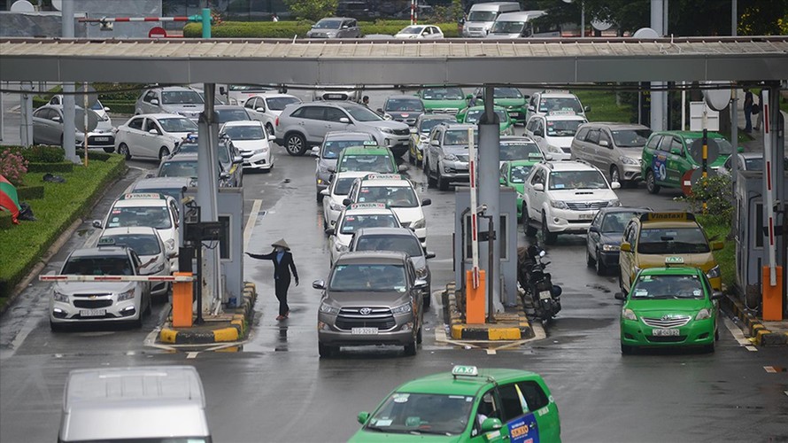 Trạm thu phí ô tô vào sân bay Tân Sơn Nhất luôn đông xe vào các khung giờ cao điểm