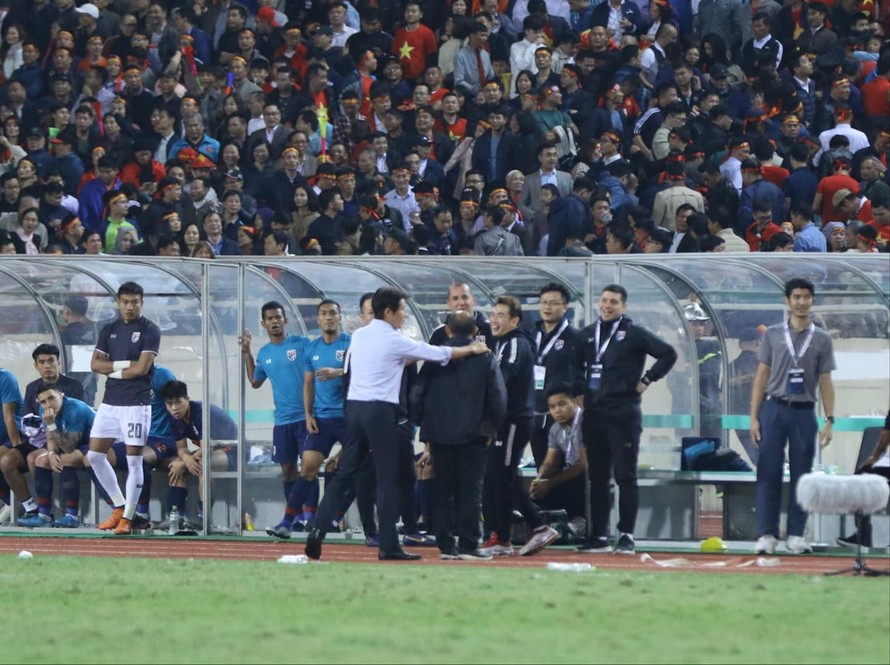 HLV Park Hang Seo nổi đóa trước hành động khiêu khích của trợ lý đội tuyển Thái Lan. Ảnh: NHƯ Ý 