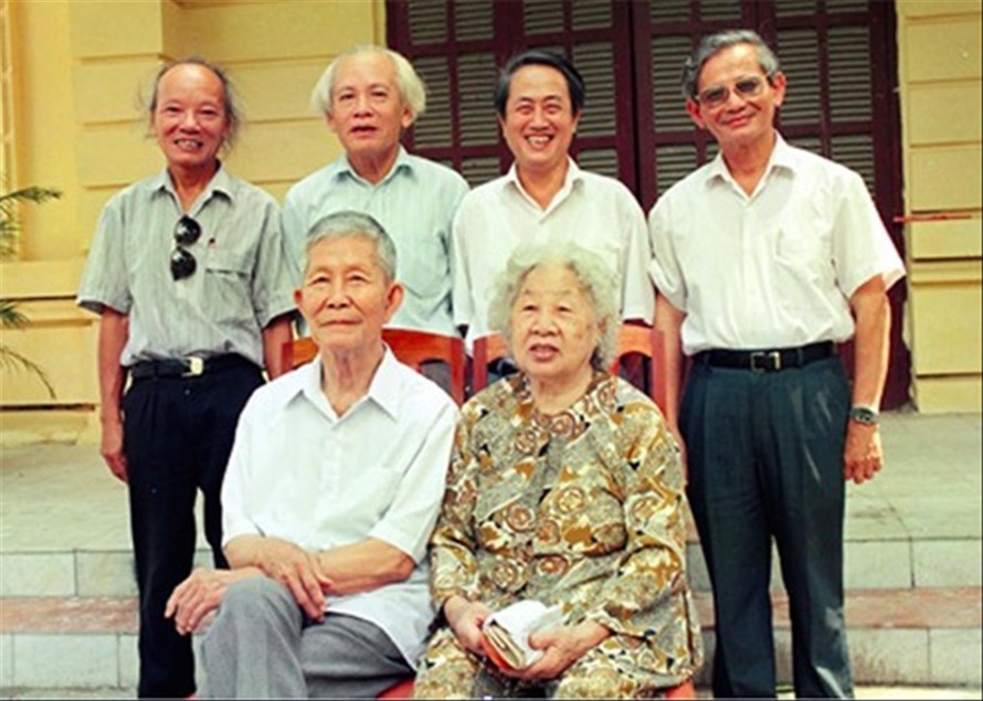 Bộ tứ sử học (từ trái qua) Trần Quốc Vượng, Đinh Xuân Lâm, Hà Văn Tấn, Phan Huy Lê chụp ảnh cùng ông bà GS Trần Văn Giàu