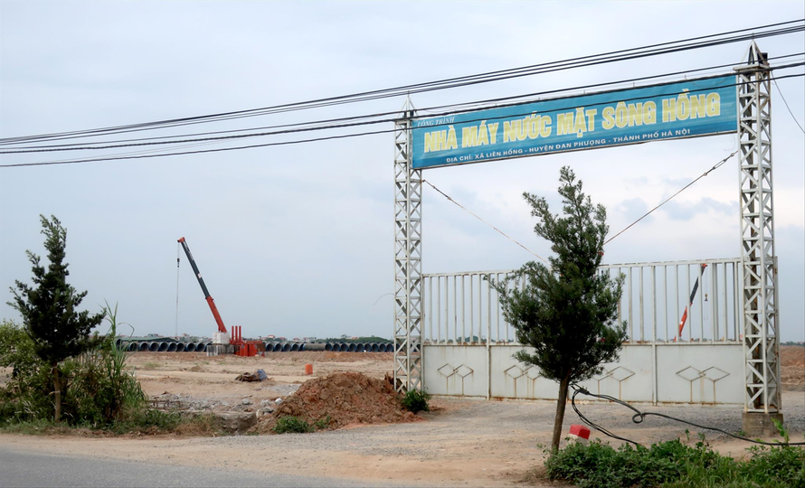 Công trường xây dựng Nhà máy nước mặt sông Hồng (xã Liên Hồng, Đan Phượng, Hà Nội) vẫn chỉ là mặt bằng “sạch”, dù theo kế hoạch phải đưa vào sử dụng từ năm 2018. Ảnh: Phạm Thanh