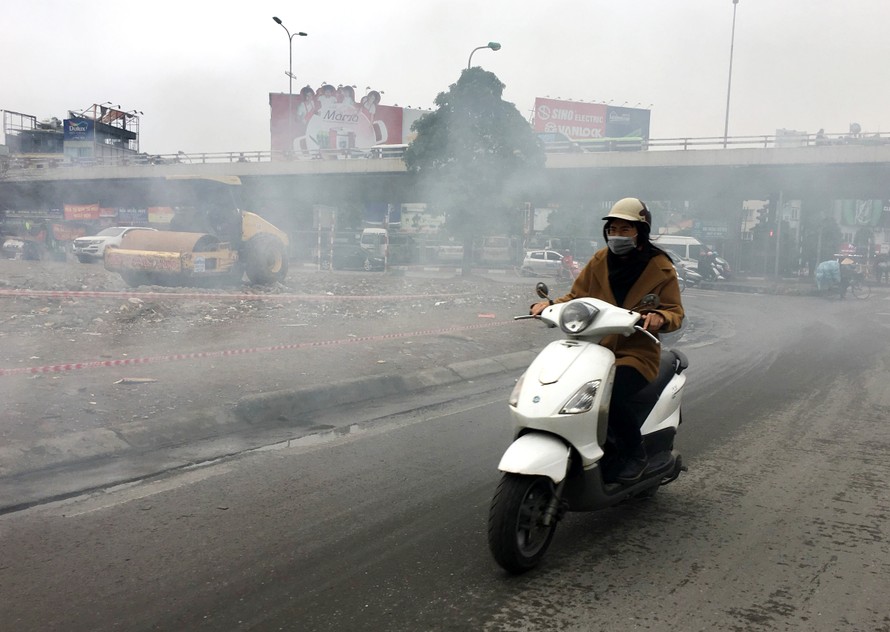 Đốt rác gây ô nhiễm không khí (Ảnh chụp tại Phố Vọng (Hà Nội) ngày 22/12). Ảnh: Nhật minh