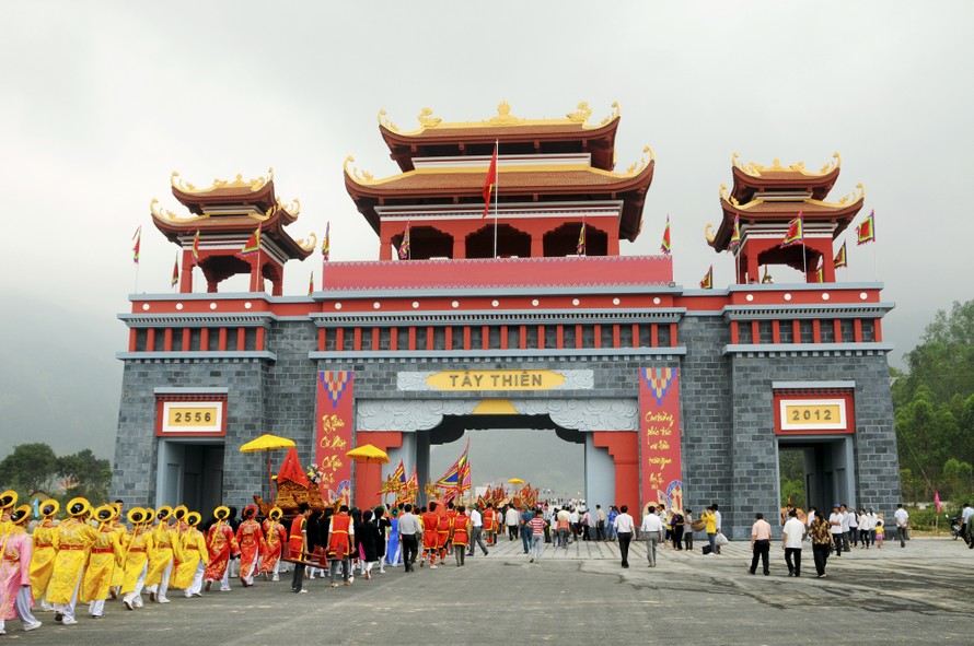 Cổng Tam Quan – hướng chính dẫn vào danh thắng Tây Thiên. Ảnh: Lê Tâm 