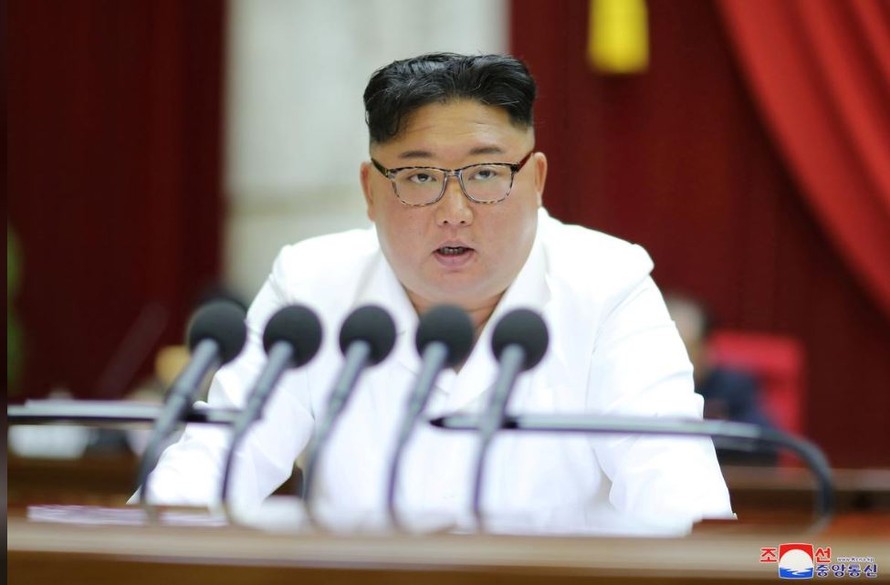 Nhà lãnh đạo Triều Tiên Kim Jong Un chủ trì phiên họp hôm Chủ nhật. Ảnh: KCNA/Reuters 