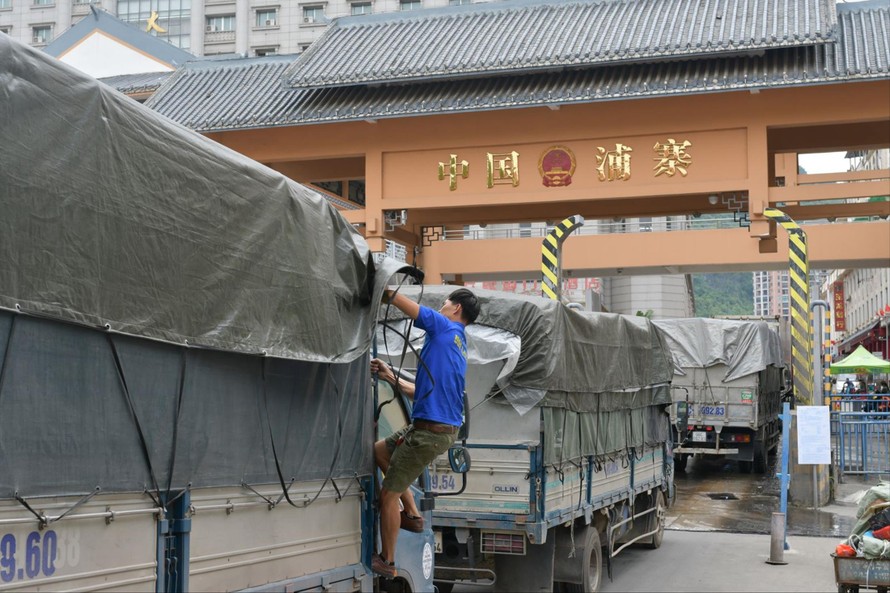 Nông sản  Việt Nam tại cửa khẩu xuất đi Trung Quốc. Ảnh: Bình Phương