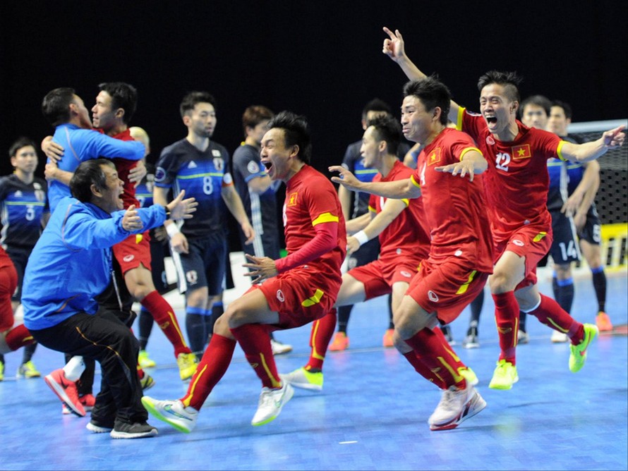 Niềm vui của các cầu thủ futsal Việt Nam sau khi đánh bại Nhật Bản tại tứ kết giải Futsal châu Á và giành vé tới World cup 2016. Năm nay, futsal Việt Nam quyết tâm tái lập thành tích 4 năm trước. Ảnh: PV 