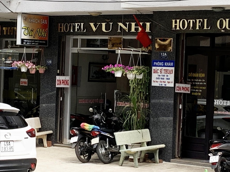 Hàng loạt khách sạn ở trung tâm thành phố treo biển "còn phòng"