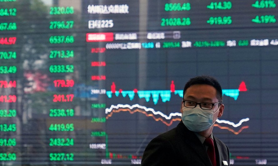Các chỉ số của nền kinh tế Trung Quốc suy giảm vì dịch bệnh. Ảnh: Guardian 