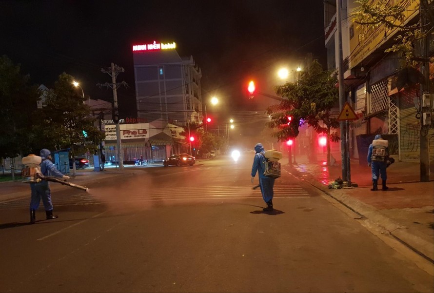 Đội phun xịt khử khuẩn CDC Bình Thuận làm việc ngày đêm để ngăn dịch bùng phát 