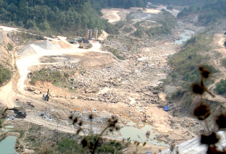 Thủy điện chặn dòng khiến sông Đăk S nghé khô cạn