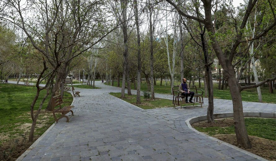 Người đàn ông ngồi một mình trong công viên ở Tehran, Iran, ngày 18/3. Ảnh: AP 