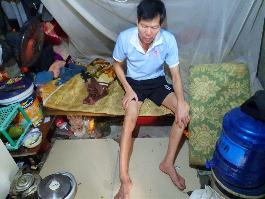 Đôi chân của anh Trung không còn là trụ cột gia đình. Căn phòng tuềnh toàng, chật chội là nơi ở của 4 người 