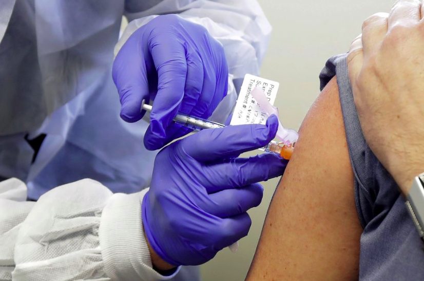 Một tình nguyện viên ở Mỹ được tiêm vắc-xin thử nghiệm hồi tháng 3. Ảnh: AP 