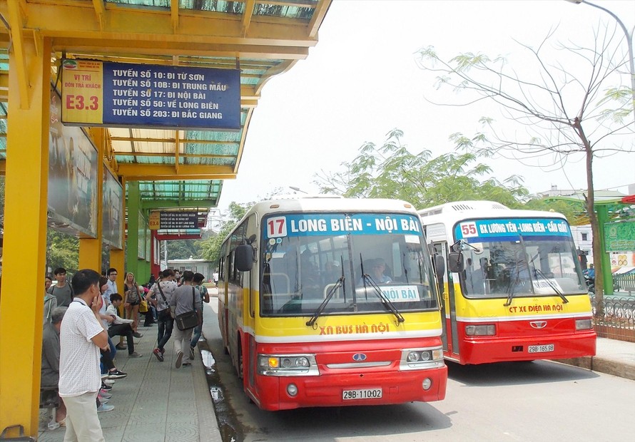 Hệ thống nhà chờ xe buýt sẽ được xây mới hoặc thay thế theo tờ trình của Sở GTVT Hà Nội. Ảnh: T.Đảng