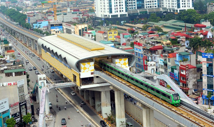 Đoàn tàu tuyến đường sắt Cát Linh - Hà Đông chạy thử qua đường Nguyễn Trãi. Ảnh: KTĐT