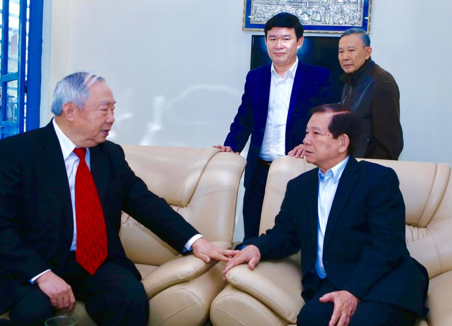 Ông Vũ Mão (trái) cùng với nguyên Chủ tịch nước Nguyễn Minh Triết