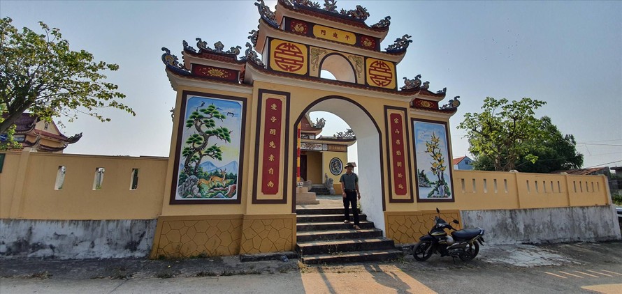 Cổng Đình làng Trung Bính, nơi con cháu của làng khắc ghi tiền nhân để phát huy truyền thống