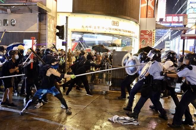 Người biểu tình Hong Kong đụng độ cảnh sát cuối năm 2019. Ảnh: Getty Images 