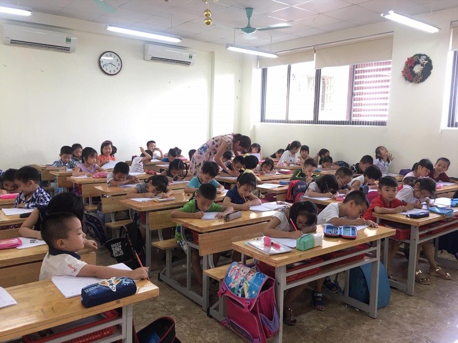 Dù Hà Nội hằng năm xây mới hàng chục trường học nhưng sĩ số học sinh bậc tiểu học vẫn chưa đảm bảo