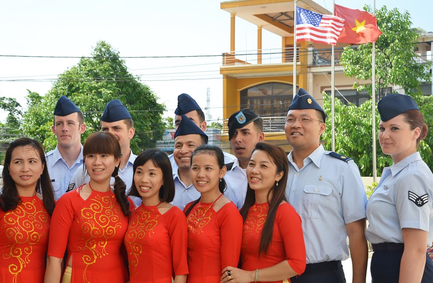 Quốc kỳ Việt – Mỹ nơi chiến trường xưa Quảng Ngãi. Ảnh: Văn Chương 