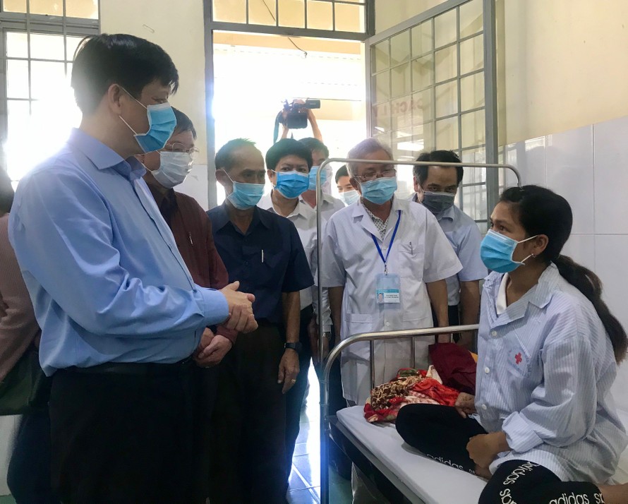 Quyền Bộ trưởng thăm bệnh nhân mắc bạch hầu tại huyện Đắk Đoa, tỉnh Gia Lai.