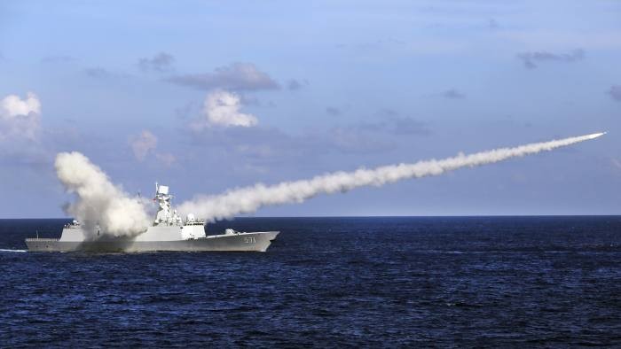 Tàu khu trục Trung Quốc tập trận phóng tên lửa trên biển Đông. Ảnh: AP