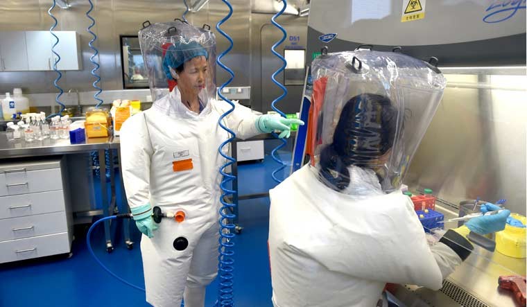 Các nhà nghiên cứu đang làm việc trong phòng thí nghiệm của Viện Virus học Vũ Hán. Ảnh: AP