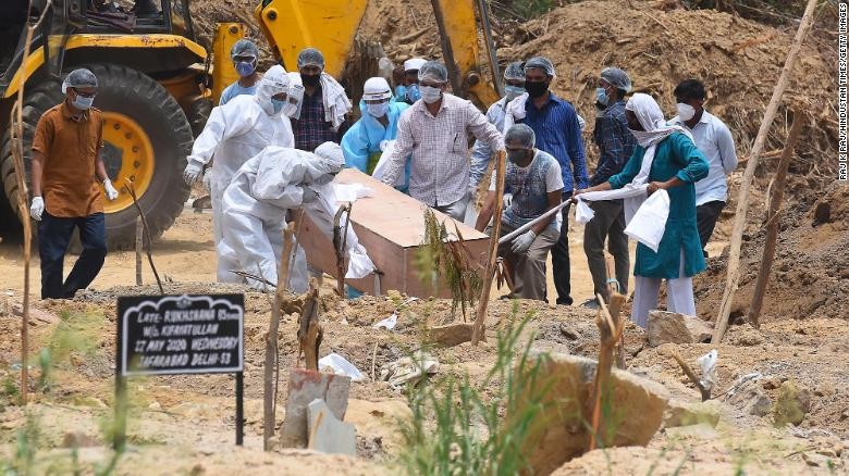 Chôn cất bệnh nhân COVID-19 ở New Delhi.Ảnh: Getty Images