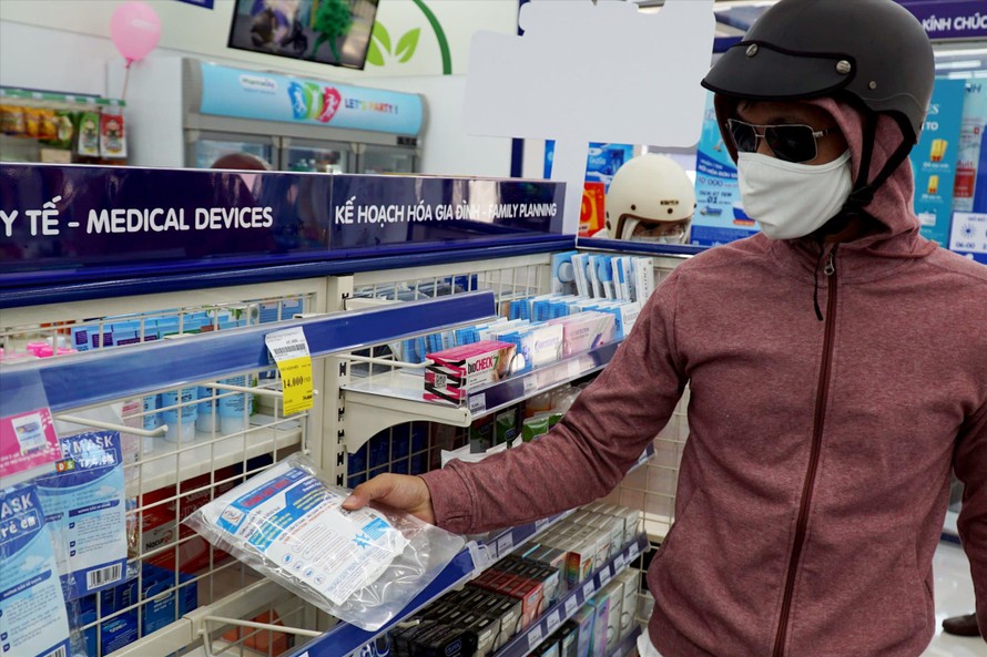 Nhiều nhà thuốc ở Đà Nẵng chỉ còn bày bán khẩu trang vải, khẩu trang kháng khuẩn chứ không còn khẩu trang y tế