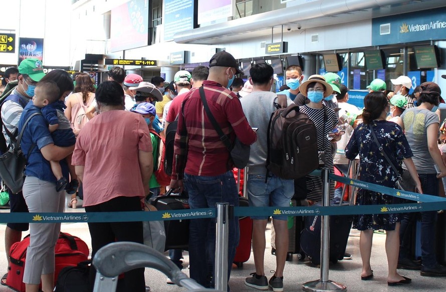 Sân bay Đà Nẵng tăng thêm 17 chuyến/ngày để nhanh chóng “giải tỏa” 8 vạn khách du lịch khỏi thành phố. Ảnh: Giang Thanh 