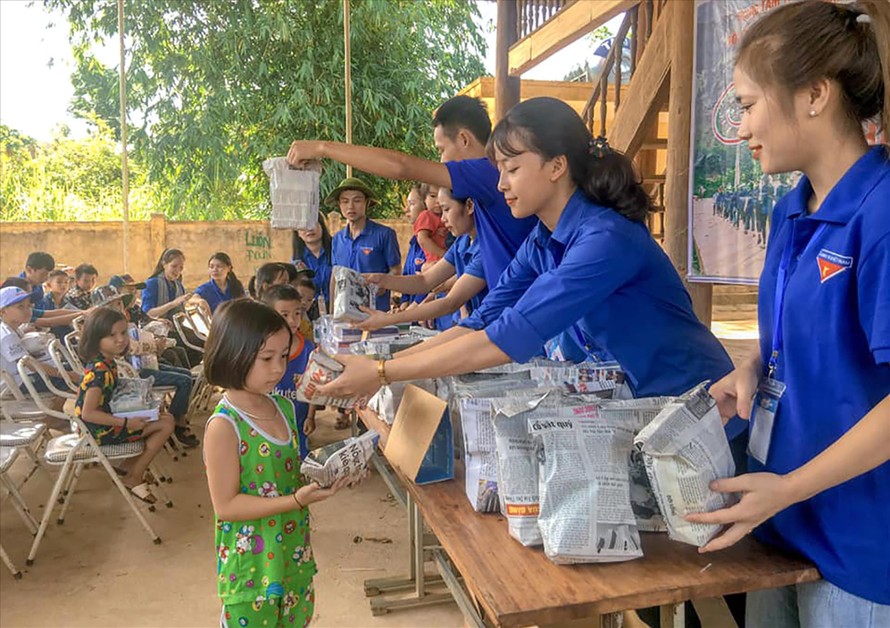 Các tình nguyện viên phát quà trong chương trình Gian hàng 0 đồng ở Văng Môn tháng 7/2020. ẢNH: NVCC