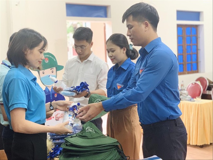 Tỉnh Đoàn Hà Tĩnh trao một số vật dụng hỗ trợ thanh niên các cơ sở trong chương trình Tiếp sức mùa thi. Ảnh: Hoài Nam