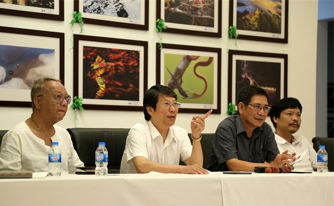 Ông Vũ Quốc Khánh (chỉ tay) trên ghế Chủ tịch Hội đồng nghệ thuật một cuộc thi ảnh gần đây. Ảnh: VAPA