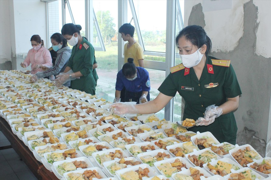 Hội phụ nữ Bộ CHQS tỉnh Thừa Thiên Huế và ĐVTN huyện Phú Vang chuẩn bị bữa ăn cho cán bộ, chiến sĩ và công dân ở khu cách ly .Ảnh: D.Đ 
